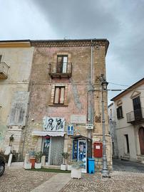 Edificio cielo terra da ristrutturare
