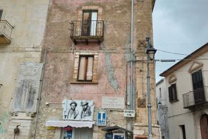 Edificio cielo terra da ristrutturare