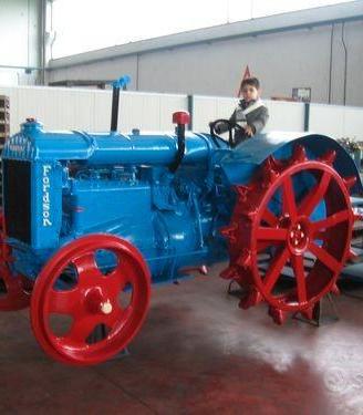 Trattore agricolo fordson d'epoca