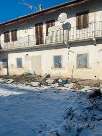 Ampio cascinale rustico con 2000 mq di terreno