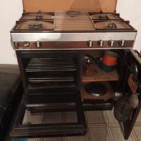 Cucina, piano cottura a gas e forno