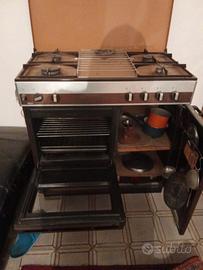 Cucina, piano cottura a gas e forno