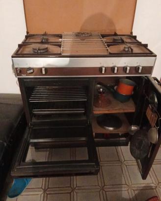 Cucina, piano cottura a gas e forno