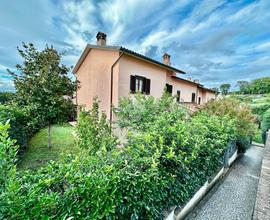 VILLA A SCHIERA D'ANGOLO A SPOLETO