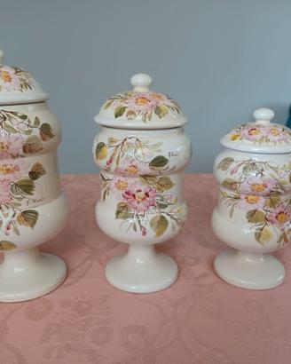TRE VASI ALBARELLO IN CERAMICA DIPINTI A MANO.