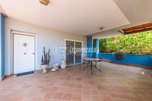 Villa Unifamiliare di Prestigio con Ampio Giardino