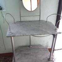 lavabo antico in marmo con specchio