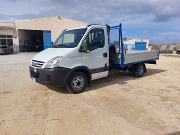 Iveco daily 35C15 con grù