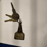 portachiavi antico con chiavi 