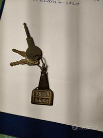 portachiavi antico con chiavi 