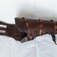 Fondine in pelle artigianali e attrezzi da caccia