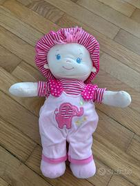 Bambola di stoffa rosa con cappellino