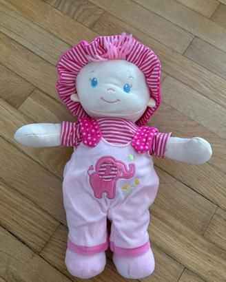 Bambola di stoffa rosa con cappellino