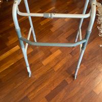 Deambulatore con rotelle