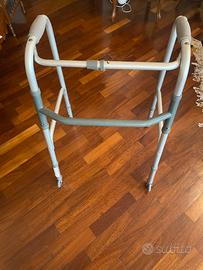 Deambulatore con rotelle