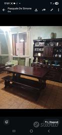 Credenza con tavolo e panche