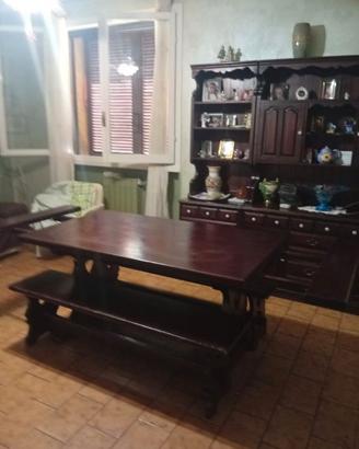 Credenza con tavolo e panche