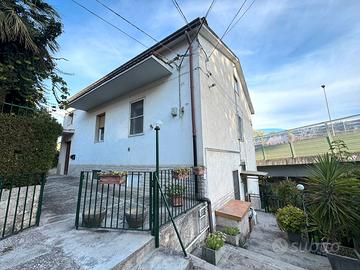 Via F. De Sanctis-117 mq con ampia cantina