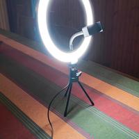 Luce ad anello cm 26 con supporto smartphone.