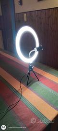 Luce ad anello cm 26 con supporto smartphone.