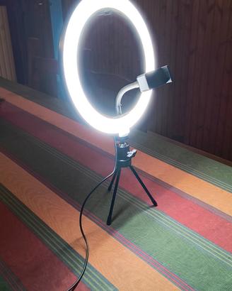 Luce ad anello cm 26 con supporto smartphone.