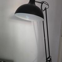 Lampada da terra in metallo nero