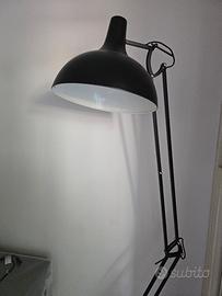 Lampada da terra in metallo nero