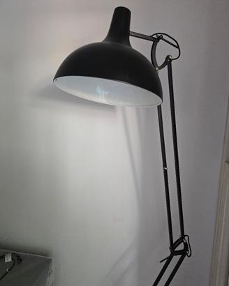 Lampada da terra in metallo nero