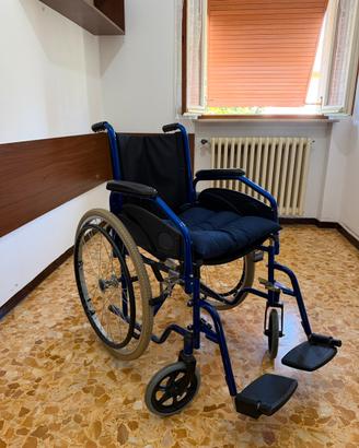 Carrozzina tenuta bene per persone invalidi