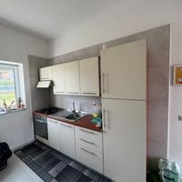 Cucina completa di elettrodomestici.