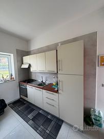 Cucina completa di elettrodomestici.