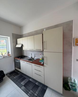 Cucina completa di elettrodomestici.