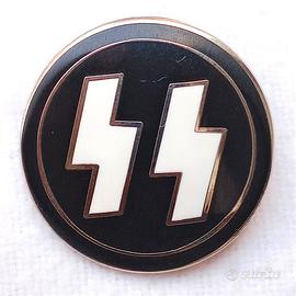 Rara “replica da museo” del distintivo politico SS