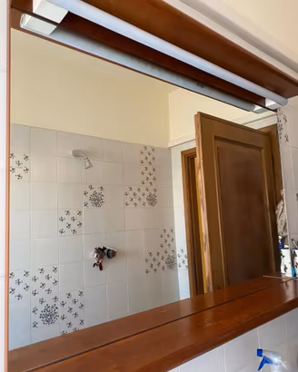 Specchio bagno con mensola e cornice in legno