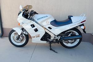 Honda Vfr 750 rc24 - 1986