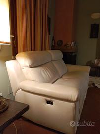 divano in pelle bianco