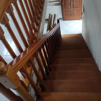 Scala in legno 15 pedate, corrimano e parapetto