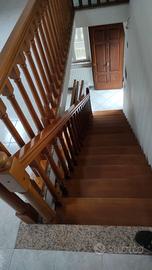 Scala in legno 15 pedate, corrimano e parapetto