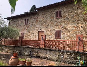 Casale con 14 ettari nel Chianti