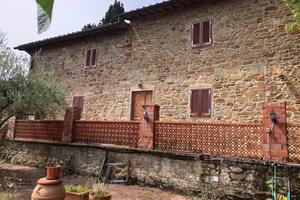 Casale con 14 ettari nel Chianti