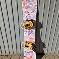 Tavola snowboard con attacchi e scarponi