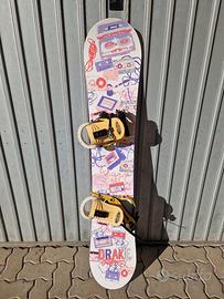 Tavola snowboard con attacchi e scarponi