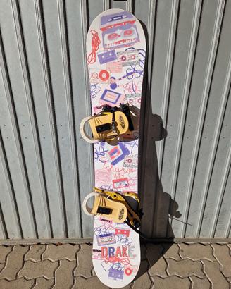 Tavola snowboard con attacchi e scarponi