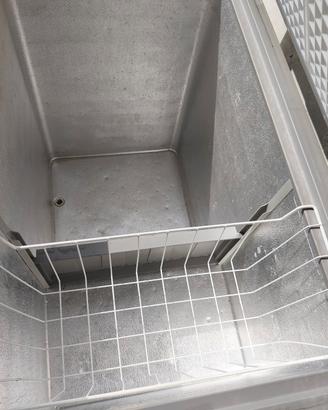 Congelatore a pozzetto 250 litri.