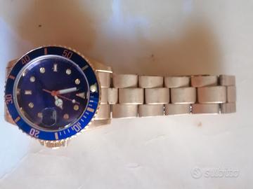 orologio con datario e lancette fluorescenti 