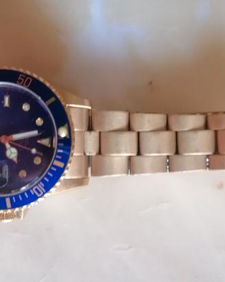 orologio con datario e lancette fluorescenti 