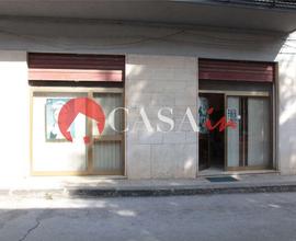 Locale commerciale in via D. D'Aosta con 2 garage