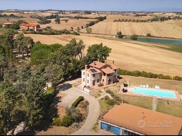 Villa di 350 m² con più di 5 locali e box auto a C