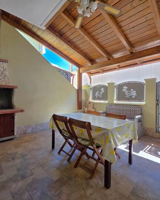 Villetta a schiera con cortile, box e cantina