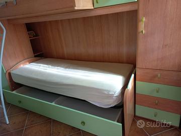 Cameretta con letto a castello e armadio